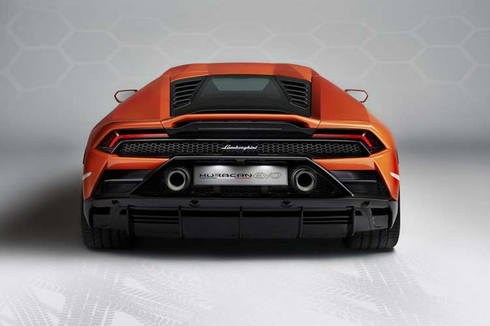 Về ngoại thất, Lamborghini Huracan EVO 2020 còn được nâng cấp cả về thiết kế khí động lực học. Hãng Lamborghini đã bổ sung cản trước mới đi kèm bộ chẻ khí với thiết kế cánh gió tích hợp để hỗ trợ luồng gió. Tuy nhiên, thiết kế đuôi xe mới là nơi thay đổi ấn tượng nhất với 2 ống xả hình tròn lên vị trí cao hơn, cánh gió đuôi tích hợp giúp cải thiện lực ép xuống mặt đường.