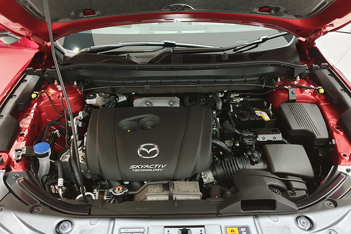 CX-8 được bán ra ở Malaysia với 4 phiên bản. Cụ thể, 1 phiên bản chạy dầu sử dụng động cơ SkyActiv-D 4 xi-lanh dung tích 2.2L cho công suất tối đa 188 mã lực tại 4.500 vòng/ phút và mô-men xoắn 450 Nm có được từ 2.000 vòng/ phút, đặc biệt bản động cơ dầu sở hữu hệ dẫn động bốn bánh (AWD) duy nhất trong 4 phiên bản được bán ra ở Malaysia.