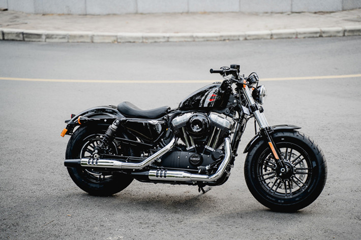 Cụm ống xả của Forty-Eight 2019 có thiết kế mới với các tấm chắn màu chrome và lon pô sơn tĩnh điện màu đen mờ, thay vì mạ toàn bộ như phiên bản cũ. Sức mạnh của động cơ được truyền tới bánh sau thông qua dây đai. Trên Forty-Eight mới, dây đai truyền động cũng có bản to hơn, khiến xe vận hành êm ái hơn.