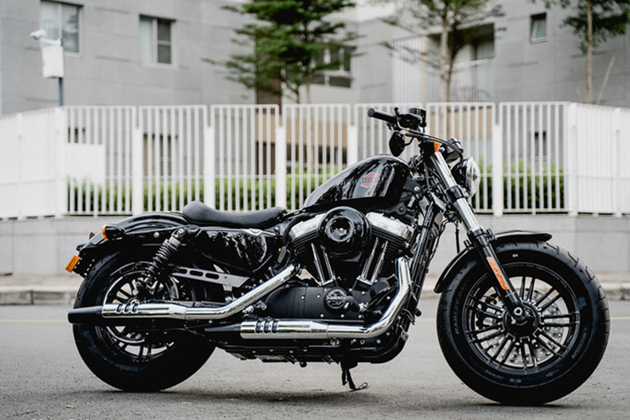 Được bán lần đầu từ năm 2010, với tên mã là XL1200X, mẫu xe Harley-Davidson Forty Eight là một phiên bản khác của dòng XL1200 Sportster. Trong số những chiếc Harley-Davidson đời 2019, dòng XL1200X Forty-Eight đã được cải tiến khá nhiều từ ngoại hình tới hiệu năng.