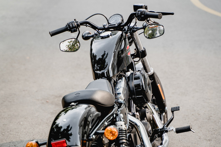 Đúng như tên gọi, chiếc xe có thiết kế cổ điển, lấy cảm hứng từ những mẫu Harley-Davidson từ những năm 1948. Trên phiên bản mới, ngoại hình của xe ngoài bộ tem vẫn không thay đổi nhièu, choá đèn xe vẫn dạng tròn với bóng Halogen truyền thống. Tay lái thiết kế vừa tầm, gương đặt thấp và cụm đồng hồ thiết kế đơn giản đùng phong cách Harley.