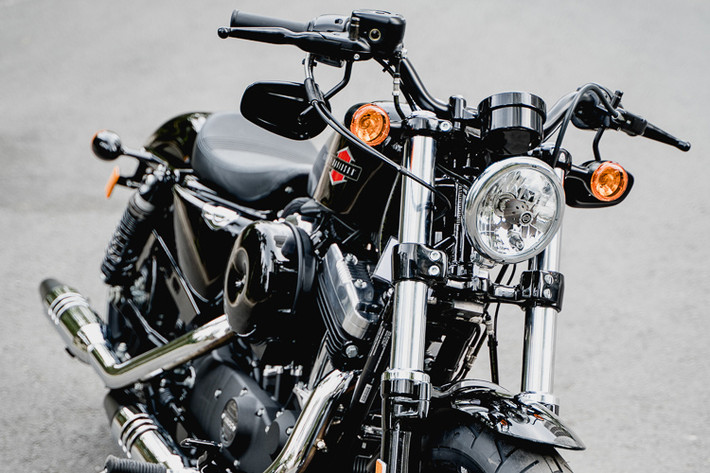 Harley-Davidson Forty-Eight 2019 sở hữu bộ tem Vivid Black - nó là mẫu xe mới nhất thuộc dòng Sportster cùng với những “người anh em” khác như: Iron 883, Iron 1200, Forty-Eight, Roadster, SuperLow, SuperLow 1200T và 1200 Custom ra mắt trong năm 2018 vừa qua.