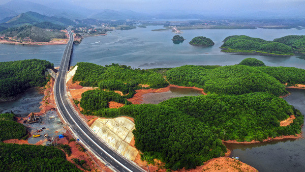 Cao tốc dài gần 60km kết nối TP Hạ Long và huyện Vân Đồn (điểm đầu QL18, phường Đại Yên, TP Hạ Long, điểm cuối là đường dẫn vào sân bay Vân Đồn), với tổng mức kinh phí 12.000 tỷ đồng. Công ty cổ phần BOT Biên Cương làm chủ đầu tư.