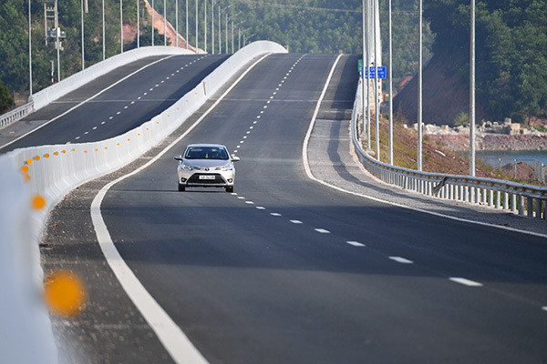Xe chạy trên cao tốc kết nối TP Hạ Long và huyện Vân Đồn.