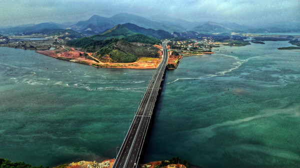 Trao đổi với VietNamNet chiều qua, Chánh văn phòng Sở GTVT Quảng Ninh Phùng Ngọc Việt cho biết, đây là công trình trọng điểm góp phần vào phát triển kinh tế xã hội của tỉnh.