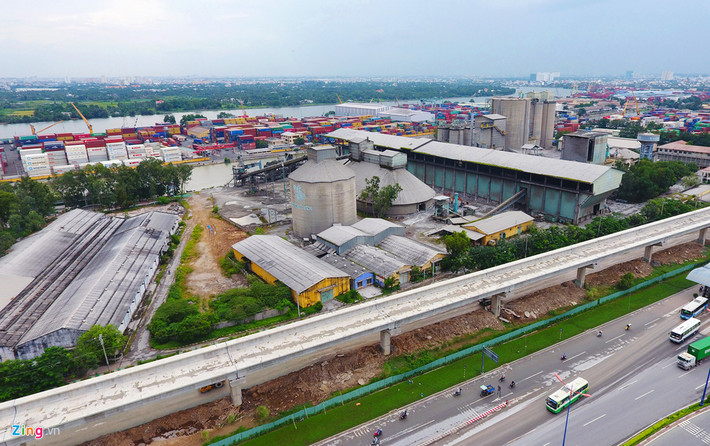 Trạm nghiền xi măng Thủ Đức (thuộc Nhà máy xi măng Hà Tiên 1) nằm bên trục Xa lộ Hà Nội, phường Trường Thọ, quận Thủ Đức, có diện tích 104 ha, sử dụng công nghệ từ những năm 1960. Trạm nghiền này nằm trong diện phải di dời từ năm 2003 do không phù hợp với quy hoạch và gây ô nhiễm môi trường.