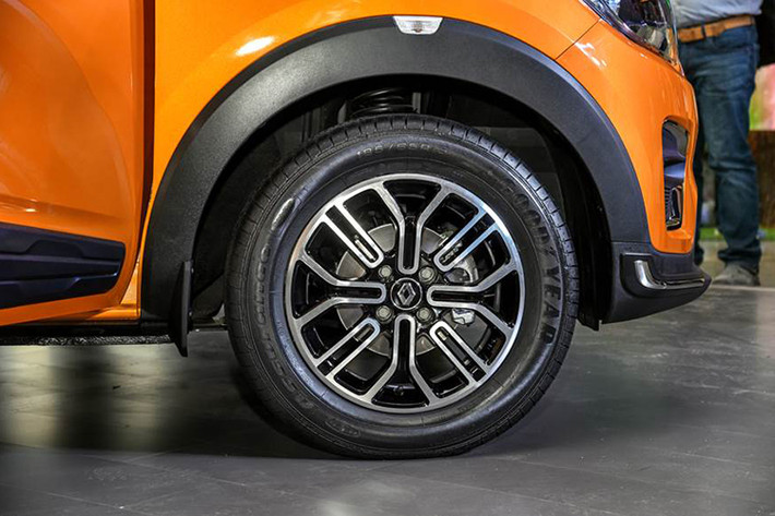 Ở bản cao cấp, Renault Triber sẽ dùng vành hợp kim 15 inch thiết kế dạng đa chấu khá đẹp, trong khi bản tiêu chuẩn chỉ có vành cỡ 14 inch thiết kế dạng 5 chấu kép đơn giản hơn, thân xe với đường nẹp màu đen bắt mắt.
