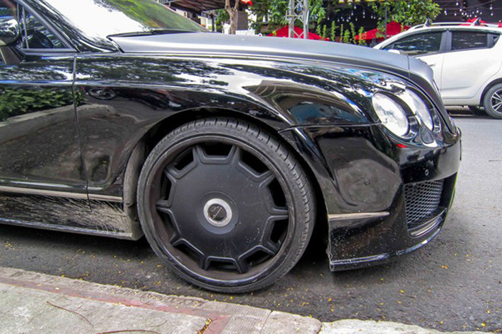Điểm gây chú ý trên chiếc xe sang Bently độ khủng này chính là bộ vành Giovanna đường kính lớn.