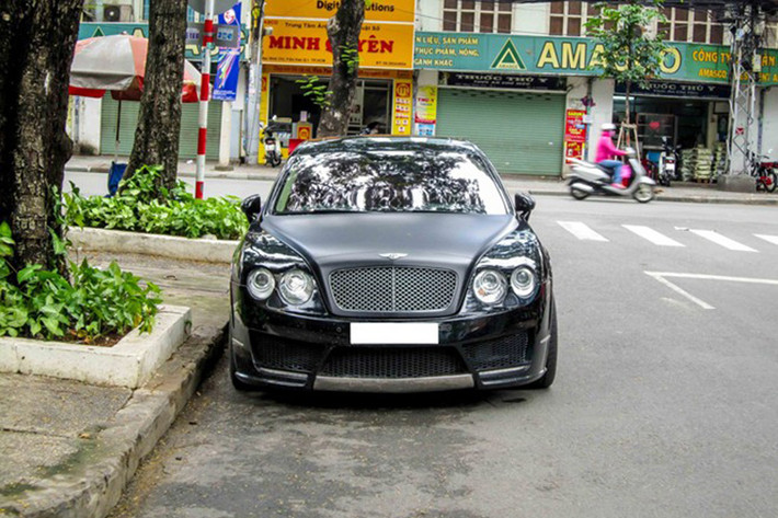 Mansory là hãng độ nổi tiếng của Đức, chuyên độ xe sang và siêu xe. Chiếc siêu xe sang Bentley độ Mansory bao gồm bodykit hầm hố, bộ vành lớn và nắp ca-pô sơn đen mờ.