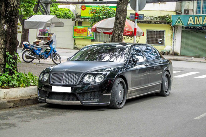 Cản trước được cắt rộng hơn, chừa không gian cho lưới tản nhiệt. Líp cản trước được bọc chrome. Ngoài ra, dài đèn LED định vị cũng được độ thêm ở bên dưới cản.