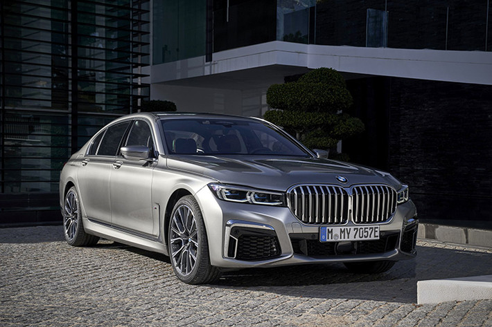 Theo nguồn tin từ BMWBlog, hãng xe Đức sẽ sớm cung cấp phiên bản BMW M750Le hiệu suất cao trong thế hệ G20 của BMW 7-Series. M750Le sẽ sử dụng động cơ 6 xi-lanh thẳng hàng kết hợp với động cơ điện, để cho ra công suất lên tới 550 mã lực và mô-men xoắn cực đại 800Nm.