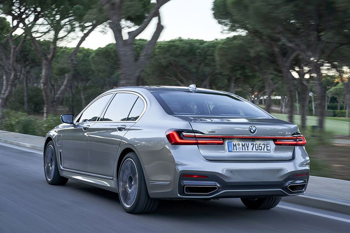 Bên cạnh các biến thể hybrid nói trên, 7-Series cũng được đồn đoán sẽ có một phiên bản điện 100%, chiếc xe có thể sẽ được đặt tên là i7 và sẽ ra mắt vào năm 2021. Dung lượng pin của i7 sẽ ở khoảng 80 - 100 kWh, cho phạm vi chạy lên tới 700km.
