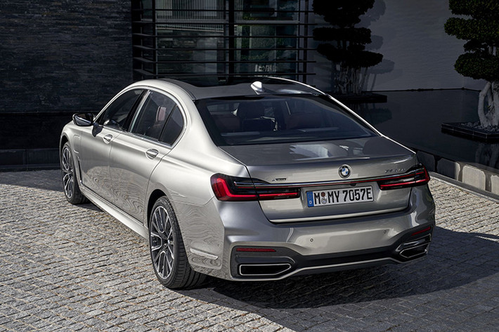 Đặc biệt, đối với những khách hàng không quan tâm đến tùy chọn M Performance mạnh mẽ, hãng xe sang BMW sẽ vẫn cung cấp thêm những nâng cấp 750Le mà không có các tính năng M kèm theo.