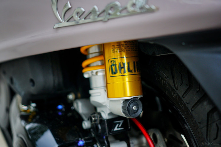 Tâm điểm sự chú ý phần chân sau là phuộc đơn hiệu Ohlins. Phuộc thể thao không giúp chiếc xe êm ái hơn như nhiều người vẫn lầm tưởng mà giúp xe tăng độ ổn định, chạy tốc độ cao không bị đảo bánh.