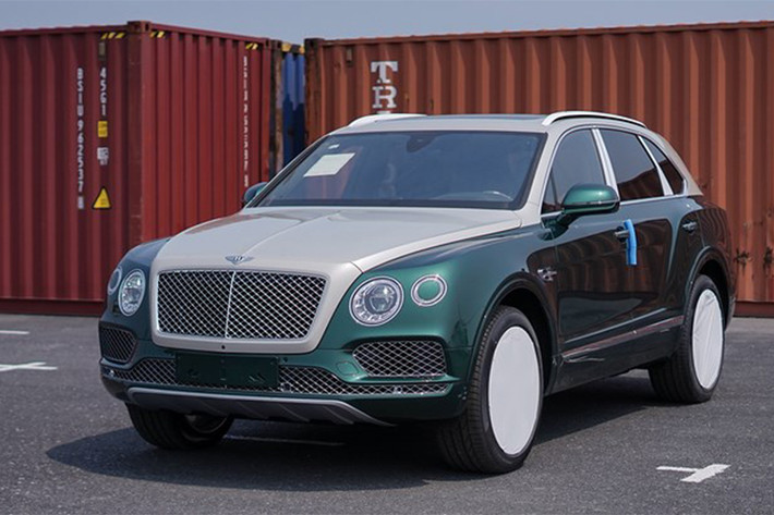 Hiện chưa rõ mức giá bán dành cho chiếc Bentley Bentayga màu độc nhất Việt Nam này. Tuy nhiên vào năm ngoái, một chiếc Bentley Bentayga bespoke phân phối chính hãng sở hữu ngoại thất xanh lá cây cùng nhiều chi tiết độc đáo từng có giá bán lên đến 20 tỷ đồng tại Việt Nam.