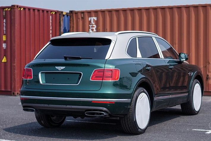 Trang bị sức mạnh cho mẫu siêu SUV Bentley Bentayga là khối động cơ xăng twin-turbo 6.0 lít W12 sản sinh công suất 608 mã lực, mô-men xoắn cực đại 900 Nm. Đi kèm với hộp số tự động 8 cấp tiêu chuẩn, xe tăng tốc từ 0 – 100 km/h chỉ trong 4,1 giây với tốc độ tối đa là 301 km/h.