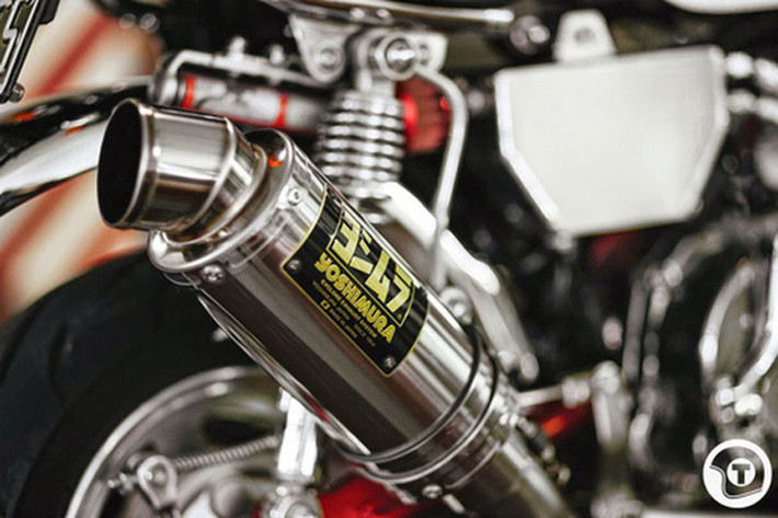 Ống xả Yoshimura được độ lên thay cho nguyên bản.