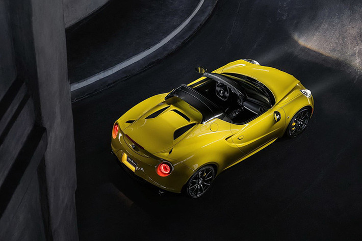 Khi tháo mui, Alfa Romeo 4C Spider trở thành cỗ máy hoàn hảo cho những kỳ đi chơi cuối tuần.