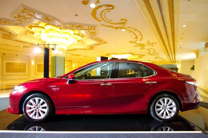 Tại thị trường Thái Lan, Toyota Camry 2018 được chia thành 4 bản trang bị, bao gồm 2.0G AT, 2.5G AT, 2.5 HV AT và 2.5 HV Premium AT. Giá xe Toyota Camry 2018 tại xứ sở Chùa vàng dao động trong khoảng từ 1,445 - 1,799 triệu Baht (tương đương 1,01 đến 1,26 tỷ đồng).