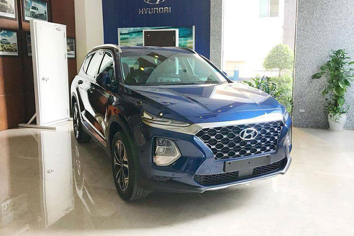 Ngoài ra, thế hệ mới của SantaFe có thêm cảnh báo người ngồi ghế sau. Thông tin chi tiết hơn về xe Hyundai SantaFe thế hệ mới cùng giá bán sẽ được công bố tại thời điểm ra mắt. Tư vấn bán hàng một đại lý Hyundai tại Hà Nội cho biết thời gian ra mắt dự kiến cho mẫu xe này là trong tháng 11. Thế hệ cũ đã được ngừng sản xuất.