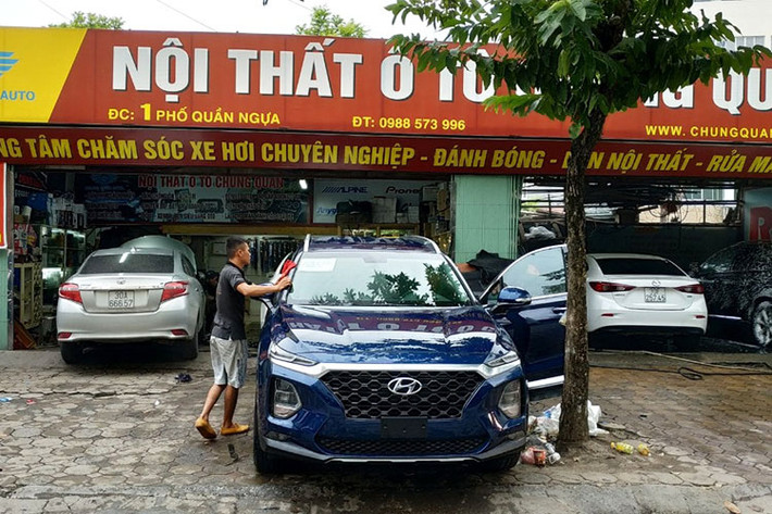 So với mẫu xe đang trưng bày tại toà nhà Thành Công, chiếc Hyundai SantaFe 2019 tại Hà Nội này có vẻ như đầy đủ option hơn. Bên ngoài có thể quan sát thấy hệ thống camera 360 độ với chiếc Camera được đặt dưới logo phía trước. Ngoài ra chiếc xe này còn có hệ thống dẫn động 2 cầu với ký hiệu HTRAC ở phía sau đuôi xe. Trong khi mẫu xe trưng bày tại toà nhà Thành Công trước đó là phiên bản 1 cầu 2.0D.