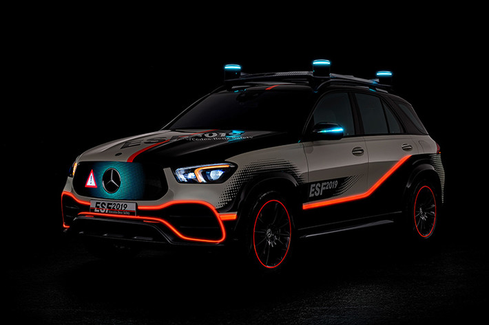 Thế hệ mới của Mercedes-Benz GLE mới chỉ ra mắt trong mùa thu năm ngoái, nhưng mẫu xe này đã sẵn sàng đảm nhiệm một vai trò chủ động hơn trong xã hội, khoác lên mình bộ áo và cả tá công nghệ mới để trở thành một phương tiện thử nghiệm lý tưởng đối với các hệ thống an toàn mới - đó chính là mẫu xe Mercedes-Benz ESF 2019.