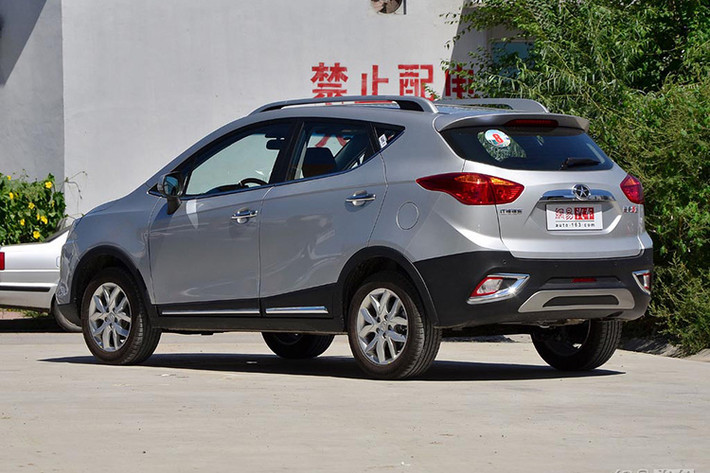 Mặt trước của JAC Refine S2 khắc họa rõ nét cảm hứng của dòng xe Đức với lưới tản nhiệt thanh ngang crôm to bản, đèn pha kéo dài.