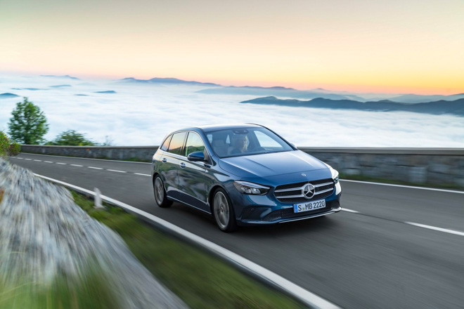 Về động cơ, Mercedes-Benz B-Class có khá nhiều tuỳ chọn: hai động cơ xăng 1.3L cho công suất 134 mã lực và 161 mã lực. Động cơ dầu 2.0L sẽ cho hai mức công suất là 148 mã lực và 190 mã lực. Các tuỳ chọn động cơ sẽ đi cùng hộp số tự động ly hợp kép 8 cấp và hệ truyền động bốn bánh 4Matic. Giá xe Mercedes-Benz B-Class 2019 sẽ được công bố chính thức vào đầu tháng 12/2018.