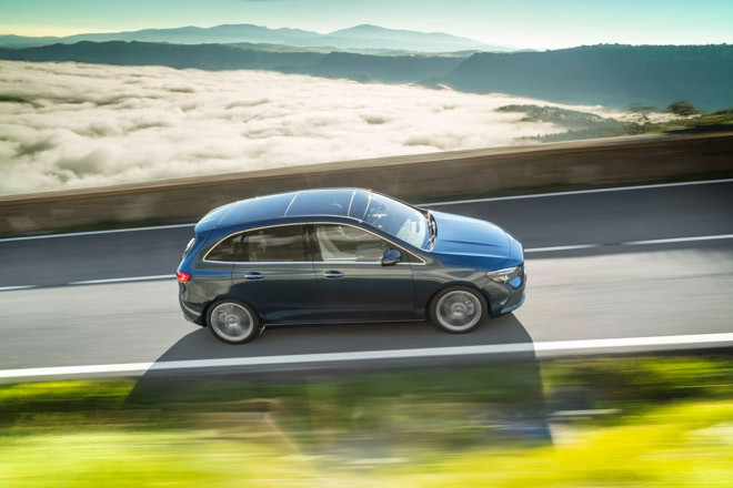 Là một thành viên của gia đình Mercedes-Benz, B-Class thế hệ mới không thiếu những tính năng an toàn hiện đại như hỗ trợ giữ khoảng cách chủ động, hỗ trợ phanh chủ động, hỗ trợ dừng khẩn cấp chủ động và hỗ trợ chuyển làn đường chủ động.