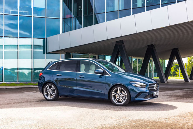 Được thiết kế để "nổi bật trong thế giới xe minivan", Mercedes-Benz B-Class 2019 sở hữu khoảng cách từ đầu/đuôi xe đến trục trước/sau ngắn, nóc xe hạ thấp và phần thân "cơ bắp" hơn. Nóc hạ thấp cộng thêm đầu xe nhỏ hơn đã giúp hệ số lực cản không khí của Mercedes-Benz B-Class 2019 giảm xuống còn 0,24 Cd.