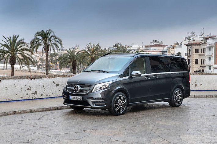 Phiên bản Mercedes-Benz V 250 AMG mới sở hữu gói ngoại thất thể thao AMG với nhiều chi tiết đặc trưng như cản trước 3 khoang, lưới tản nhiệt kim cương và mâm xe thể thao AMG 19-inch 7 chấu kép. Kết hợp với kính khoang sau tối màu và chiều dài vượt trội, V 250 AMG gây ấn tượng với vẻ ngoài nam tính và đầy sức hút ngay từ ánh nhìn đầu tiên.