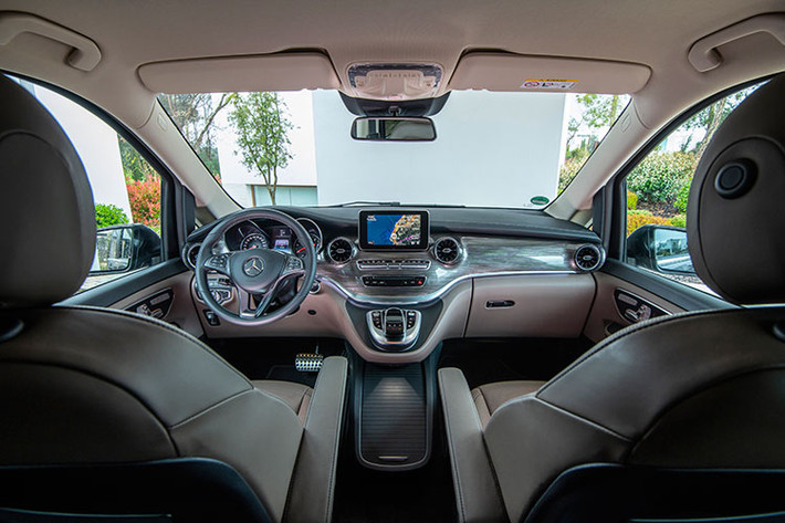Bên trong, khoang nội thất của Mercedes-Benz V 250 Luxury sử dụng các vật liệu cao cấp như da, gỗ và hợp kim nhôm với độ hoàn thiện cao. Nội thất V 250 Luxury được ốp trang trí với họa tiết sọc đôi chạy ngang khắp mặt tablo, mang đến cảm giác thoáng đạt cho hành khách.