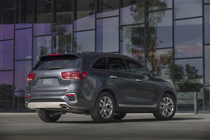 Trong khi đó, Kia Sorento EX 2019 bản dẫn động 4 bánh toàn thời gian có giá khởi điểm 37.390 USD (851 triệu đồng). Các trang bị tùy chọn của Kia Sorento EX 2019 bao gồm cảnh báo khoảng cách đỗ xe, dàn âm thanh Harman Kardon và hệ thống định vị AVN 5.0, tương thích Android Auto cũng như Apple CarPlay.