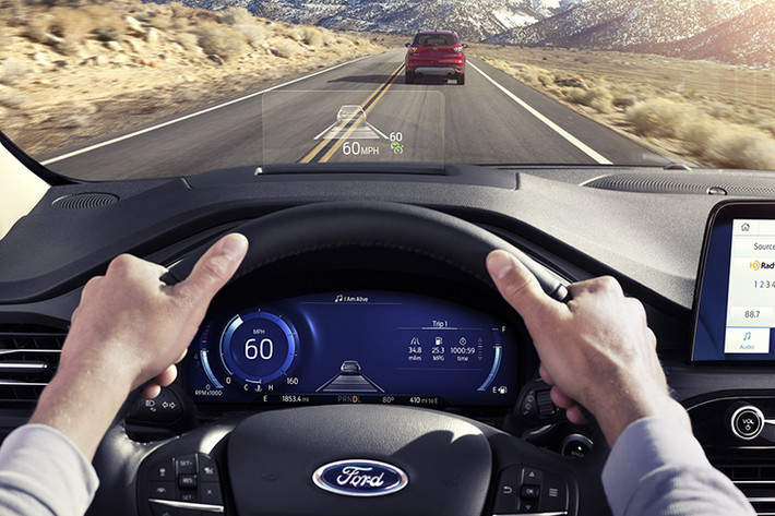 Ngoài ra, Escape cũng có hệ thống FordPass Connect (trang bị tiêu chuẩn) cung cấp kết nối Wi-Fi 4G LTE cho tối đa 10 thiết bị, cho phép người lái truy cập xe từ xa qua điện thoại thông minh để khóa/ mở khóa, định vị và khởi động xe,... hàng ghế thứ 2 của xe có thể trượt cho phép hành khách ngồi phía sau gia tăng chỗ để chân hơn.
