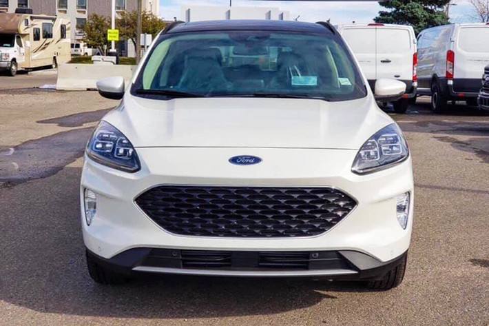 Phần đầu xe, các nhà thiết kế Ford đã lấy cảm hứng từ lưới tản nhiệt hình thang trên Mustang thế hệ thứ 6 để thiết kế lưới tản nhiệt cho Escape hoàn toàn mới, bên cạnh đó phần đầu xe còn vay mượn thiết kế từ siêu xe "flagship" của hãng - Ford GT. Phần mui xe được thiết kế dốc hơn, trông mềm mại và bớt gồ ghề hơn thế hệ trước.