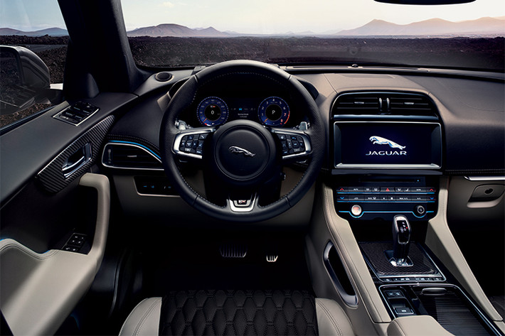 Bên trong, F-Pace SVR 2018 có hàng ghế trước thanh lịch với họa tiết nổi hình thoi và logo SVR trang bị đầy đủ các tính năng hỗ trợ. Hàng ghế sau có thiết kế sắc sảo mang đậm chất thể thao hợp tông với cần chuyển số thể thao mạnh mẽ. Không thể bỏ qua vô-lăng kiệt xuất của dòng SVR với lẫy chuyển số bằng nhôm tinh nhạy.