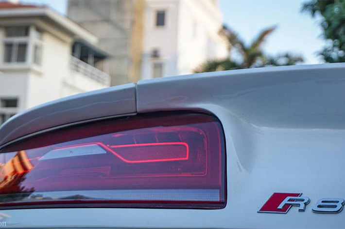 Chưa dừng lại việc độ bodykit, chủ nhân cũ của siêu xe Audi R8 trong bài viết này còn trang bị thêm đèn pha Full LED thế hệ mới, la-zăng mới của hãng Oxigin và đặc biệt là "khẩu pháo" đến từ Capristo. Một số logo V8 trên siêu xe này đã được thay thế bằng V10.