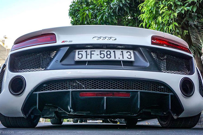 Đây là chiếc Audi R8 độ khủng thứ 2 tại Việt Nam, siêu xe này mang trên mình gói độ body kit của hãng Regula với cản va trước/sau thiết kế lại, các hốc gió trước được mở rộng ra vừa mang đến ngoại hình hiếu chiến cũng như mang đến khí động học tốt hơn cho siêu xe này.