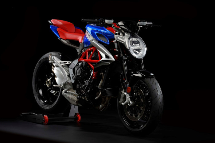 Thương hiệu môtô Ý, MV Agusta vừa chính thức giới thiệu một phiên bản Brutale 800 sản xuất giới hạn. Cụ thể, chiếc xe đặc biệt sẽ được mang tên MV Agusta Brutale 800 America với màu sơn trắng, xanh và đỏ của lá quốc kỳ Mỹ. Được sản xuất với số lượng chỉ 50 xe tượng trưng cho 50 bang nhân dịp quốc khánh Mỹ sắp đến.