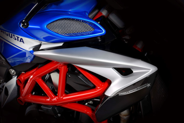 Thân xe của Brutale 800 RR phiên bản đặc biệt này không có thay đổi nhiều so với trước, ngoại trừ màu sơn đặc biệt mang "màu cờ sắc áo nước Mỹ". So với các đời Brutale cũ, chiếc xe đã có các cánh ốp hai bên thân và đuôi xe kèm yên rời thể thao hơn.