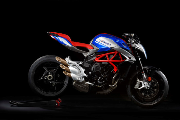 Giá bán MV Agusta Brutale 800 America dành cho những người Mỹ yêu nước được chốt giá khoảng 14.998 USD (tương đương 340 triệu đồng). Đắt hơn phiên bản Brutale 800 thường 1.500 USD. Theo dự đoán, mẫu xe phiên bản Brutale 800 dành riêng cho ngày quốc khánh Hoa kỳ này sẽ "cháy hàng" ngay sau khi ra mắt.