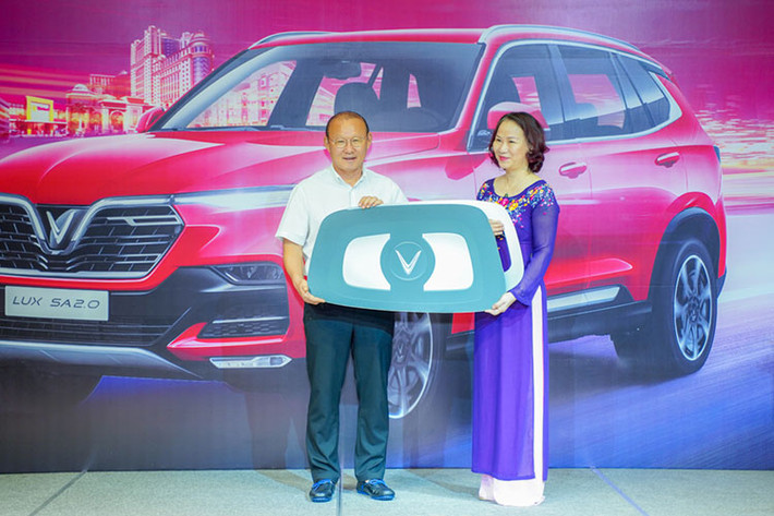 Chiếc xe Vinfast Lux SA2.0 mới này được xem là món quà đặc biệt ý nghĩa, khi được trao cho “thầy Park” đúng vào dịp kỷ niệm ngày Nhà giáo Việt Nam 20/11, sau khi Đội tuyển Việt Nam kết thúc năm thi đấu 2019 ở vị trí nhất bảng G Vòng loại thứ hai World Cup 2022 khu vực châu Á, và ngay trước ngày ông Park cùng Đội tuyển U22 Việt Nam lên đường sang Philippines dự SEA Games 30.