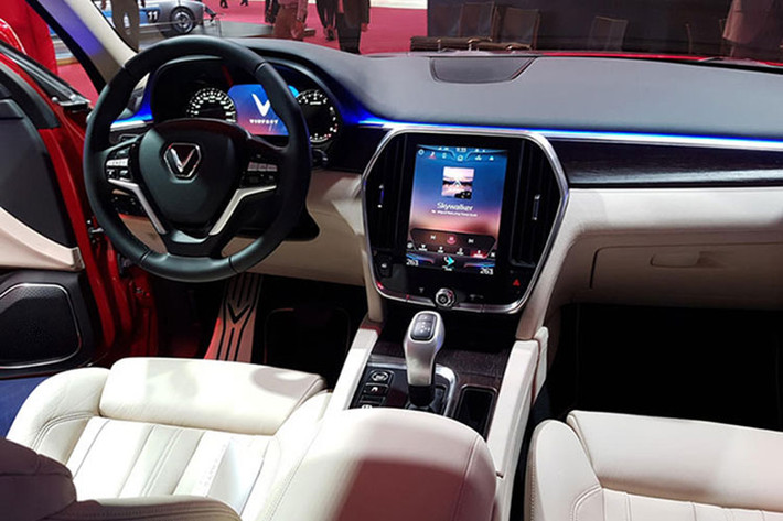 Nội thất của VinFast LUX SA2.0 toát lên vẻ sang trọng và công nghệ cao nhờ ứng dụng chất liệu da bọc ở táp-lô và ghế xe. Chính giữa bảng điều khiển là màn hình của hệ thống giải trí với kích thước lớn, tích hợp cảm ứng, kết nối Android Auto và Apple CarPlay. Vô lăng của xe là loại 3 chấu khá thể thao và được bọc da, Bảng đồng hồ là loại analog kết hợp với màn hình màu TFT ở chính giữa,...