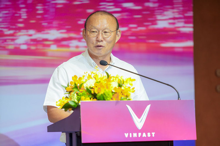 Tại lễ trao tặng xe Vinfast Lux SA2.0 cho HLV Park, ông chia sẻ "câu chuyện thành công của các thương hiệu ô tô Hàn Quốc và tin tưởng VinFast cũng sẽ giúp ngành công nghiệp ôtô Việt Nam cất cánh".
