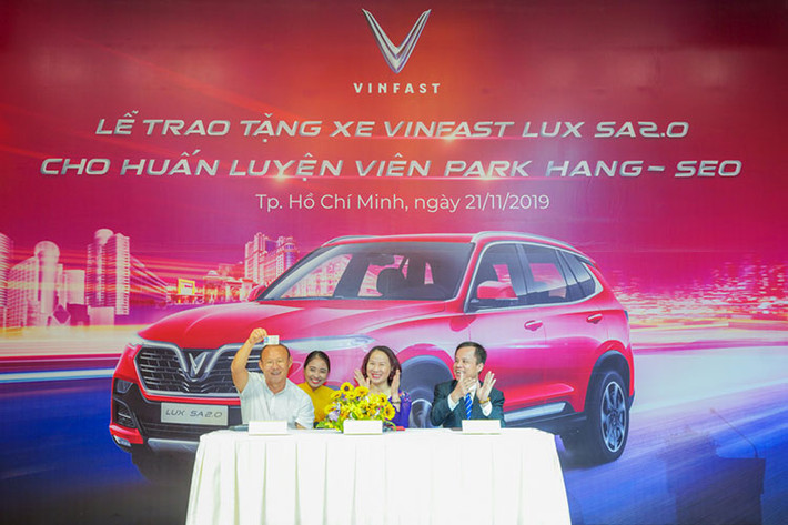 Chiếc xe SUV VinFast Lux SA2.0 mới được dành tặng HLV Park Hang-seo là phiên bản cao cấp (Premium), được trang bị động cơ 2.0L I-4 DOHC, công suất tối đa 228 mã lực, mô-men xoắn cực đại 350 Nm, đi kèm hộp số ZF tự động 8 cấp cùng hệ dẫn động hai cầu (AWD).