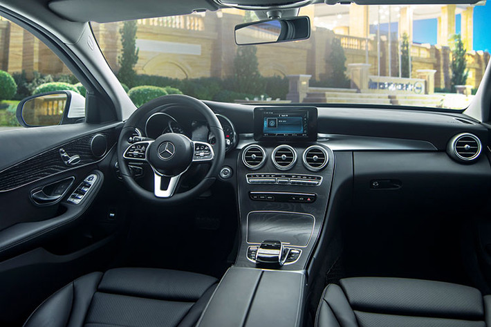 Bên trong nội thất của Mercedes-Benz C-Class 2019 sẽ được ốp thêm gỗ có thể là loại gỗ hạt dẻ hay gỗ sồi Open Pore. Màn hình cảm ứng trung tâm nâng kích thước lên 10,25 inch mang đến cảm giác thoải mái hơn khi điều khiển so với màn hình cũ.