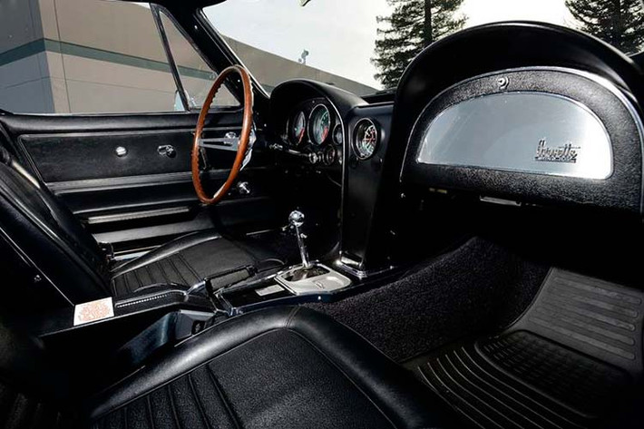 Mặc dù đã ra đời cách đây hơn 50 năm, chiếc Corvette L88 Coupe 1967 hàng hiếm này vẫn được gìn giữ trong điều kiện tuyệt vời, trải qua một lần phục chế tỉ mỉ trong 10 năm và chỉ có 424 km trên đồng hồ công-tơ-mét.