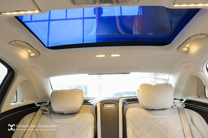 Đặc biệt, S650 ngay lập tức có thể trở thành một văn phòng di động với các bàn gập cho người ngồi sau, hoặc là nơi hưởng thụ với tủ lạnh mini, bộ ly sâm banh bằng bạc sang chảnh, bộ trang bị First-Class phía sau với các ghế ngồi riêng biệt và cụm điều khiển trung tâm Business hiện đại.