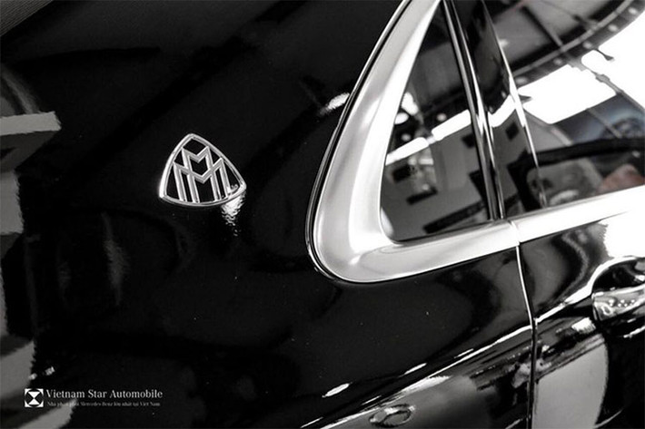 So với Mercedes-AMG S 65, Mercedes-Maybach S650 2018 chậm hơn 0,4 giây dù dùng chung động cơ và khung gầm. Chiều dài cơ sở nhỉnh hơn gần 305 mm. Mercedes-Maybach S650 còn cung cấp với gói hỗ trợ tầm nhìn ban đêm cho phép lái xe có thể nhìn thấy các vật cản hay con người di chuyển phía trước.