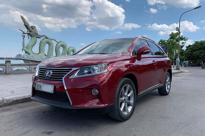 Dù được định giá bán khá cao, nhưng theo nhiều chuyên gia cho hay - Lexus RX vẫn là dòng xe được nhiều khách hàng cao cấp tại Việt Nam ưa chuộng bởi được nhập khẩu trực tiếp từ Nhật Bản hoặc Mỹ, tính thanh khoảng cao và khả năng hoạt động bền bỉ dù trải qua một thời gian dài.